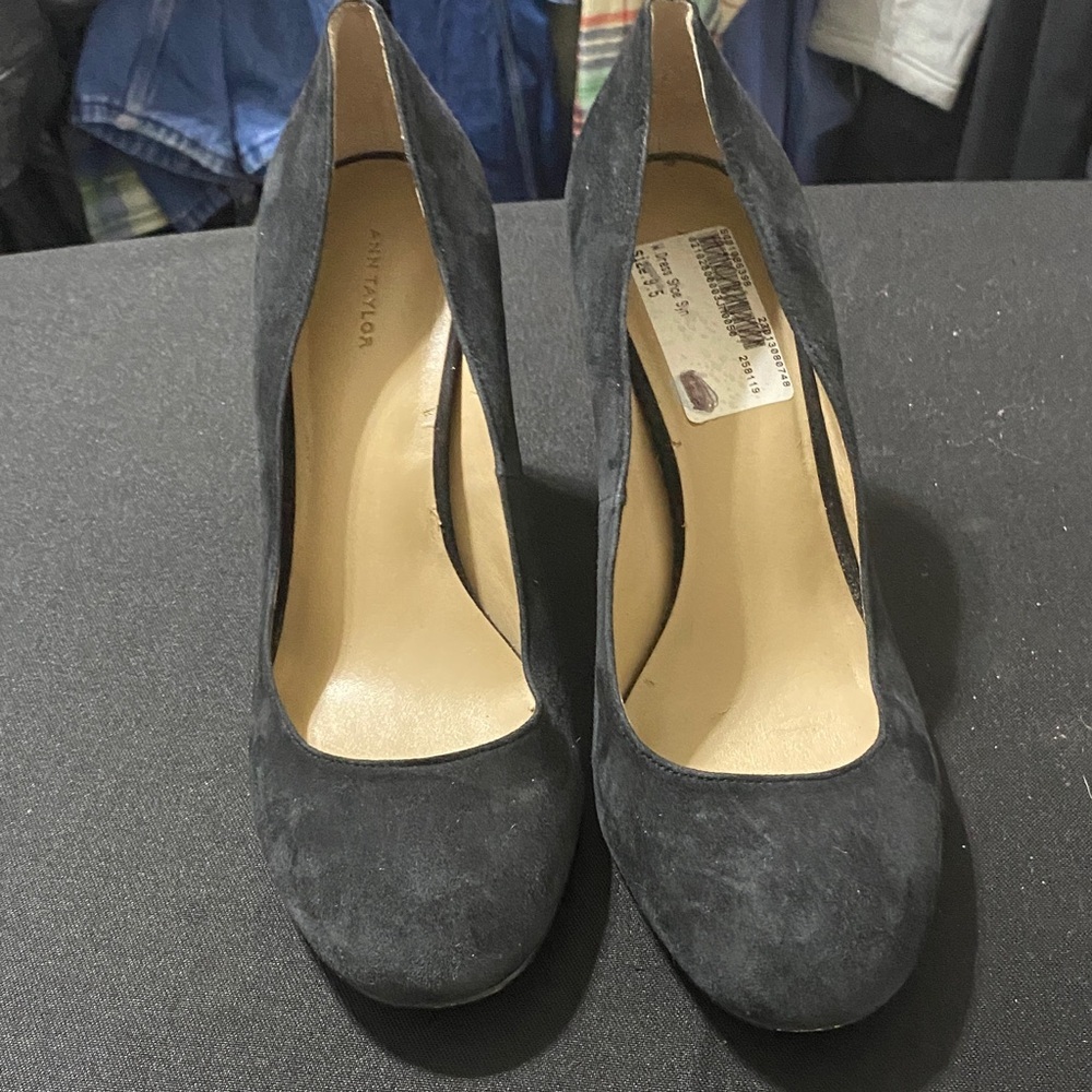 ANN TAYLOR MADE IN ITALY NAVY LEATHER SUEDE SHOES Approx‎ 4” Heel. CLEAN
